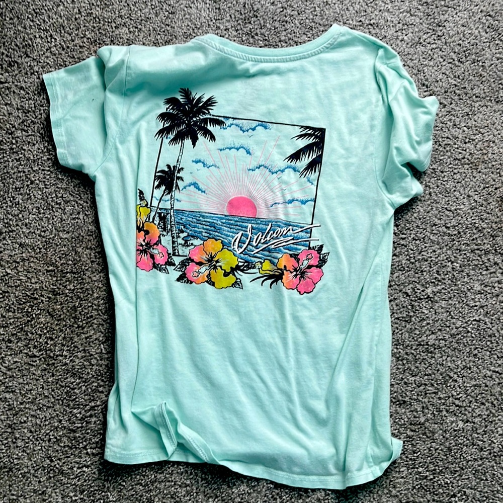 This shirt is barely worn. Really cute, I just never reach for it!